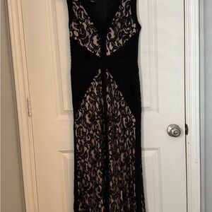 bebe Black Sheath Cocktail Dress with V-Neck and Sleeveless Design